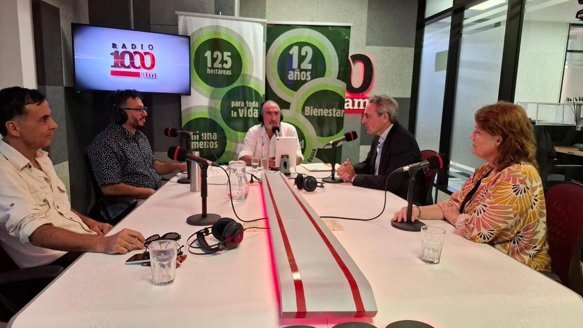 Mesa del programa en el estudio de Radio 1000